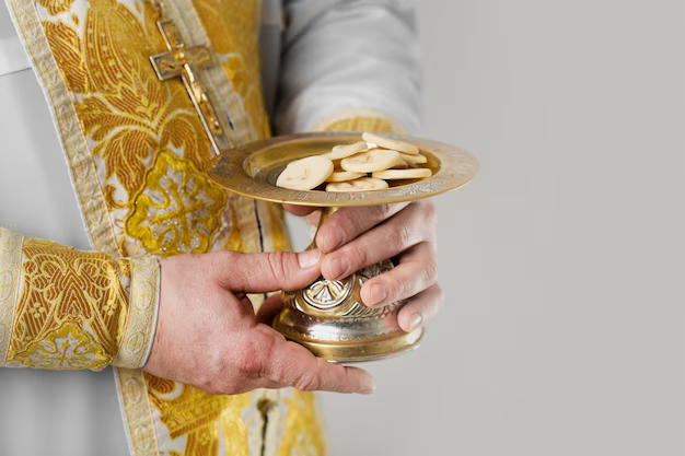 Der Priester hält Essen auf einem Tablett