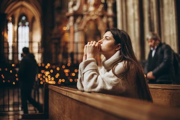 Ein Mädchen, das in der Kirche betet